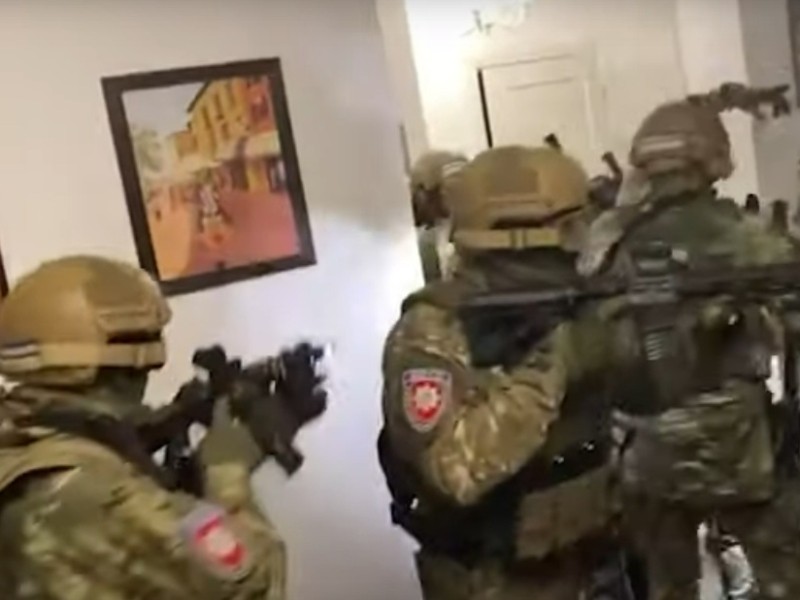 На Київщині озброєний гвинтівкою француз зачинився у квартирі з 2-річною дитиною (ВІДЕО)