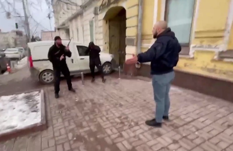 В центрі Києва чоловік з автоматом влаштував стрілянину (ВІДЕО)
