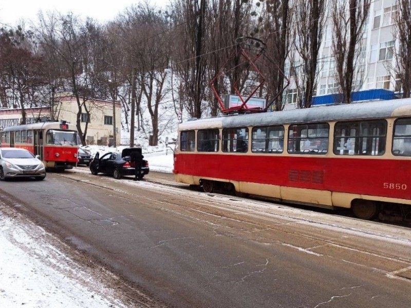 Рух трамваїв на Подолі заблоковано через “традиційну” ДТП