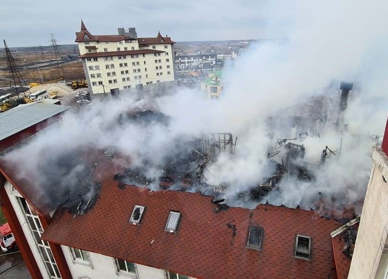 У Вишгороді масштабна пожежа: горить мансарда та дах п’ятиповерхівки (ФОТО, ВІДЕО)