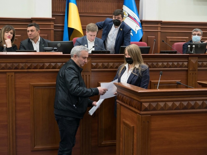 Поповнення у Київраді. Нова депутатка зайняла крісло Омельченка