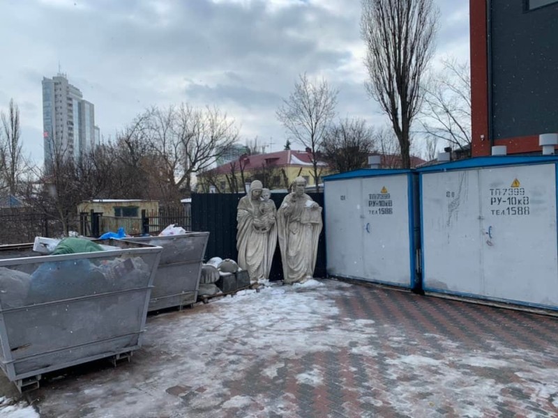 Фото дня. На смітник біля “Бориспільської” виставили Діву Марію