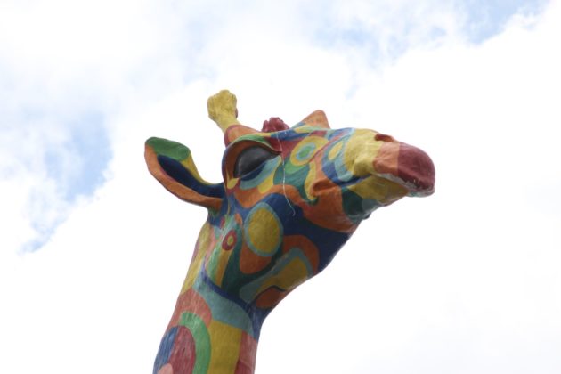 Величезний зад псує настрій: скульптуру жирафи біля зоопарку пропонують переставити
