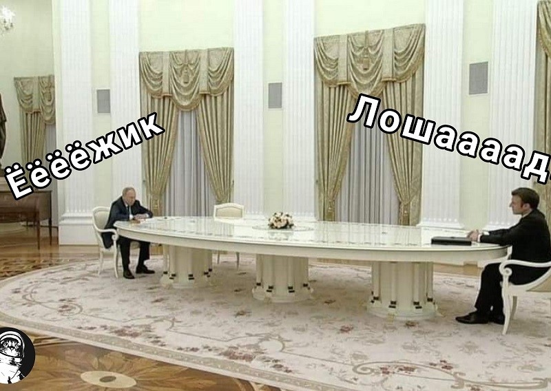 Мегафон та гойдалка: довжелезний стіл на переговорах Макрона і Путіна викликав шквал мемів у мережі