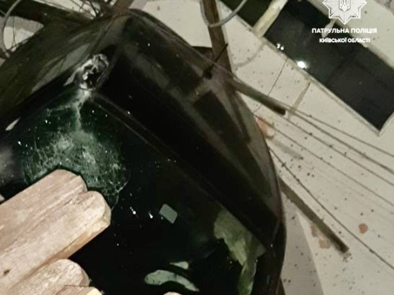 ДТП із постраждалими у Борисполі: Nissan на швидкості зніс стовп і влетів у паркан
