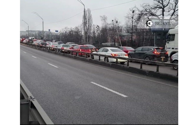 На дорогах, що ведуть з Києва, утворились затори