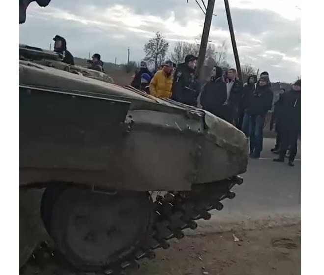 Мешканці Чернігівщини живою стіною загородили танкам дорогу в місто – відео