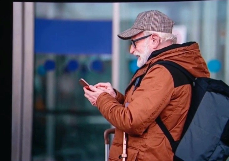 Вакцинованим українцям 60+ безкоштовно роздадуть смартфони