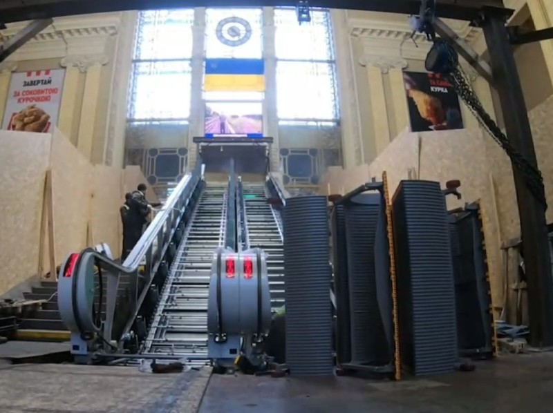 Хроніки ескалатора на залізничному вокзалі: вже змонтували сходинки та поручні