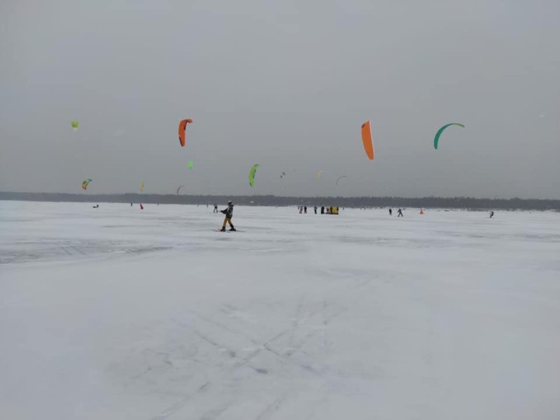 Глава Нацбанку засвітився на змаганнях зі сноукайтингу і показав майстер-клас