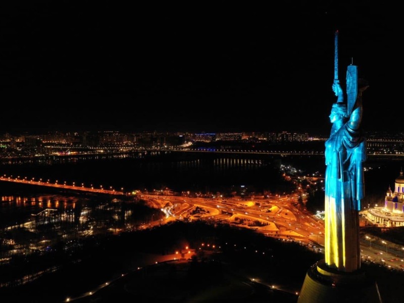 “Батьківщину-Мати” одягли в кольори українського прапору: вражаючі фото