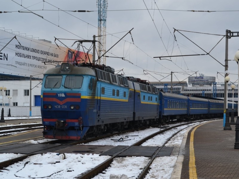 Через знеструмлення після ворожих обстрілів затримуються 17 поїздів