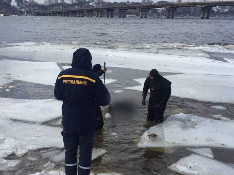 На Дніпровській набережній виявили вмерзле у кригу тіло чоловіка