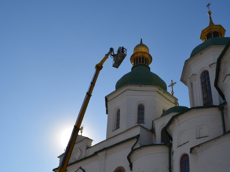 На Софії Київській почали ремонтувати хрест, який зірвало вітром (ФОТО)