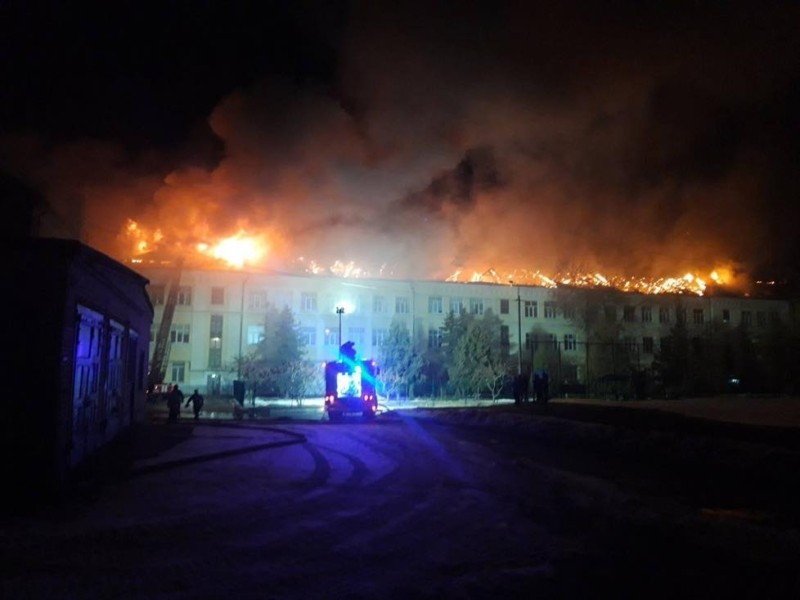 На Львівській цілу ніч гасили масштабну пожежу у гімназії (ФОТО, ВІДЕО)