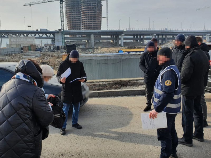 На будівництві Подільського мосту помітили правоохоронців – що відбувається