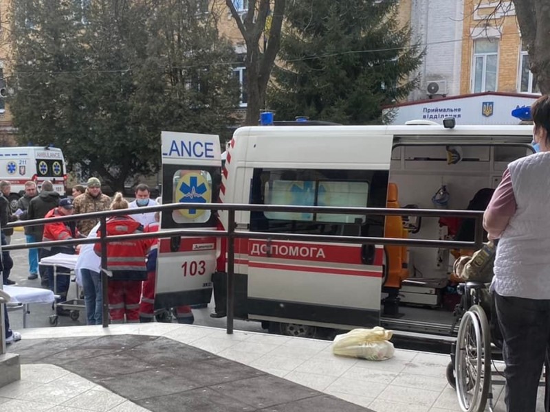 До Києва літаком доставили поранених: потрібна допомога