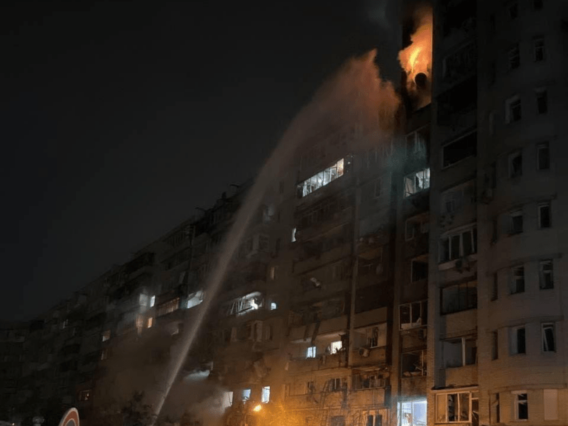 Окупанти обстрілюють Київ: палає багатоповерхівка (ВІДЕО)