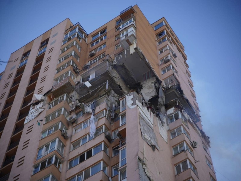Розбомблене житло: будівельники створюють спільноту для допомоги українцям