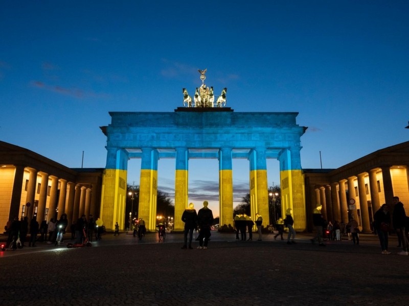 Бранденбурзькі ворота у Берліні підсвітили кольорами українського прапора