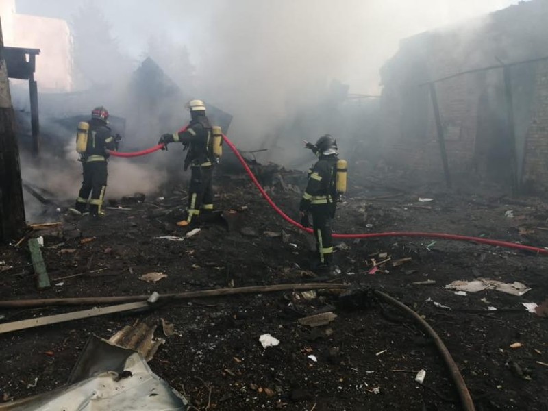В Солом’янському районі через потрапляння боєприпасу згоріли склади, є жертви (ФОТО)