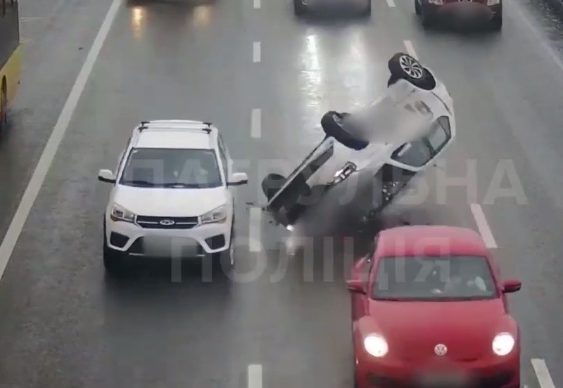 Автівка зробила кульбіт на проспекті Бандери – відео моменту аварії