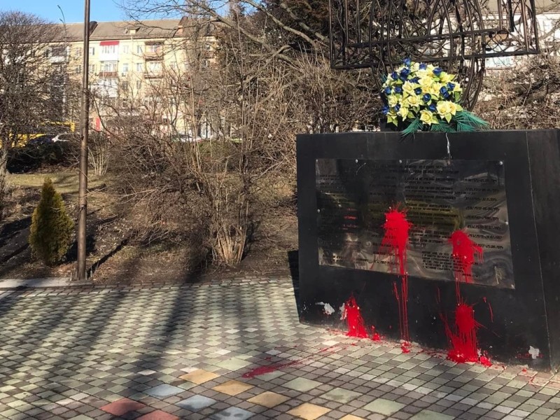 У Києві вандали знову осквернили пам’ятник воїнам АТО (ФОТО)