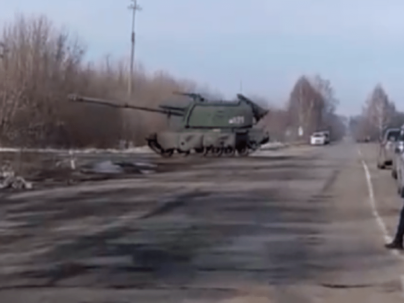 Поблизу Конотопу російські танкісти шукають пальне та вимагають їжу у населення