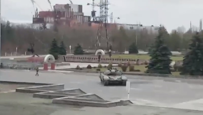 Над Чорнобильською зоною російські військові імітують повітряний бій