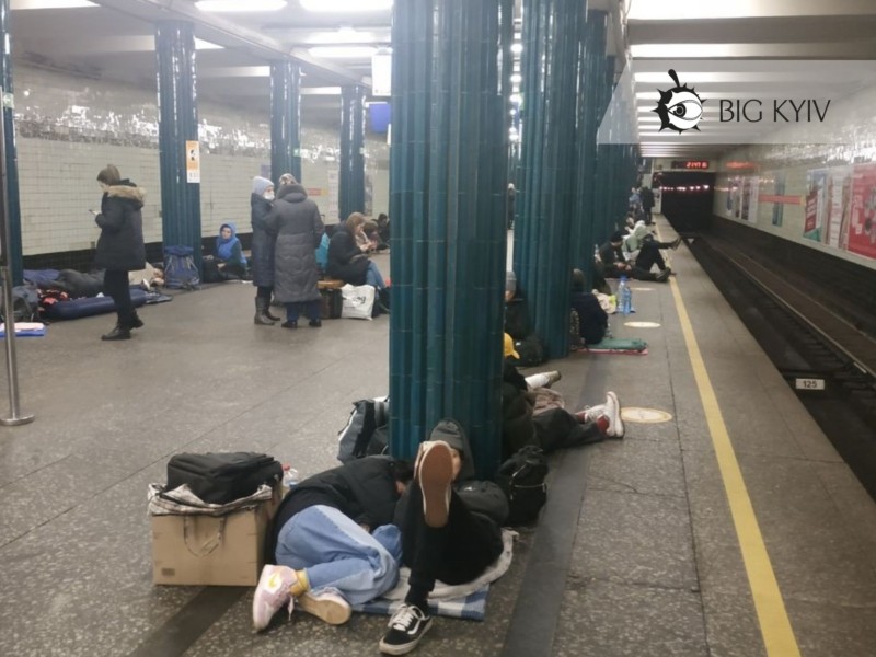Люди сплять на платформах, біля метро – черги: ситуація в столичній підземці