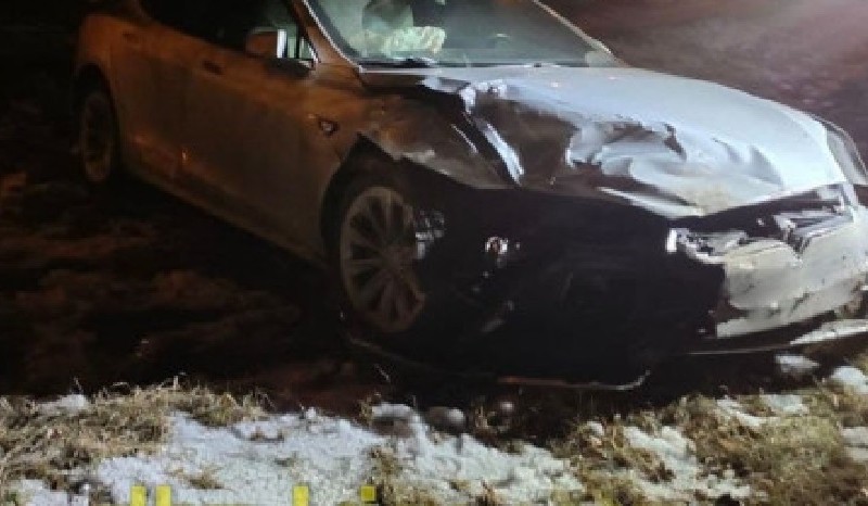 Злетів у кювет: на Броварському проспекті чоловік розтрощив автомобіль Tesla