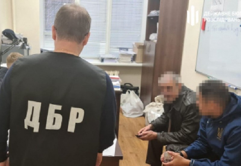 В столичному супермаркеті поліцейський відлупцював жінку без маски