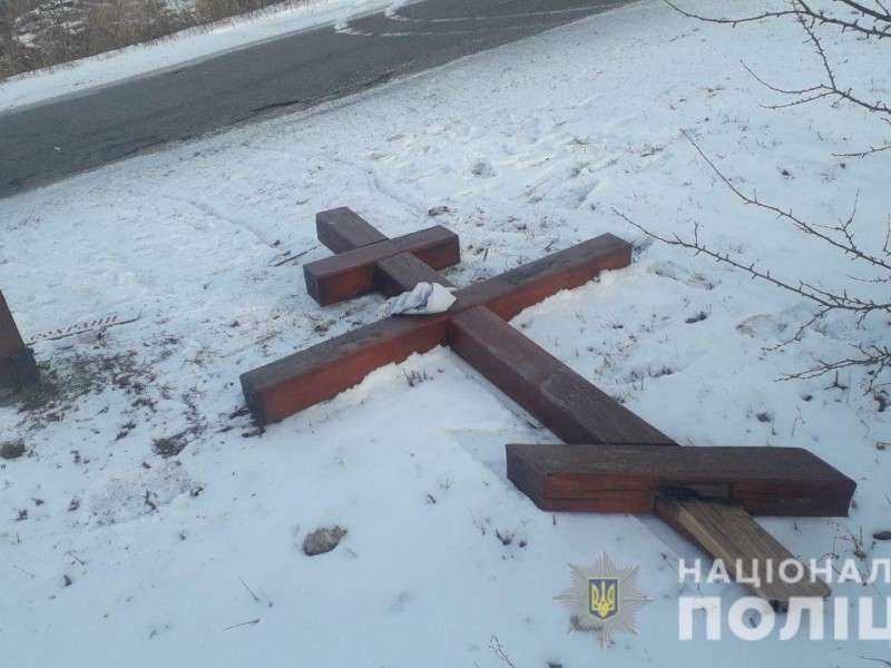 На Київщині двоє хлопців заради розваги зламали пам’ятний хрест (ФОТО)