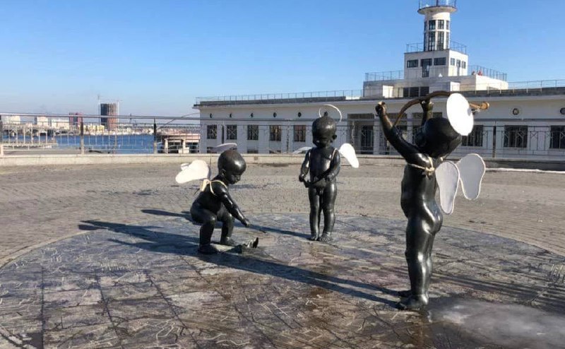 Діти-засновники Києва на Поштовій площі отримали нове вбрання до Дня всіх закоханих