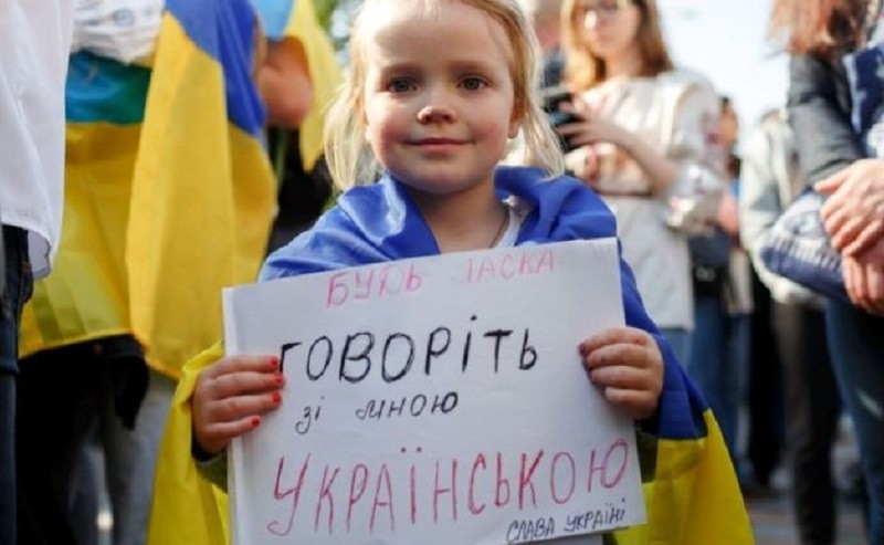 Знову скандал. У Києві звільнили двох вчителів, які відмовилися викладати українською мовою