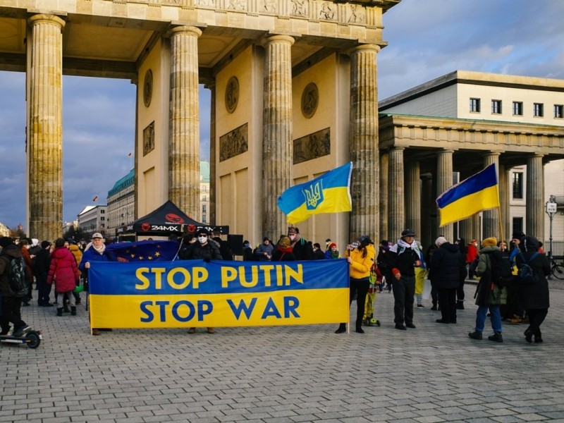 Stop Putin, stop war. За кордоном відбулися акції на підтримку України (ФОТО, ВІДЕО)