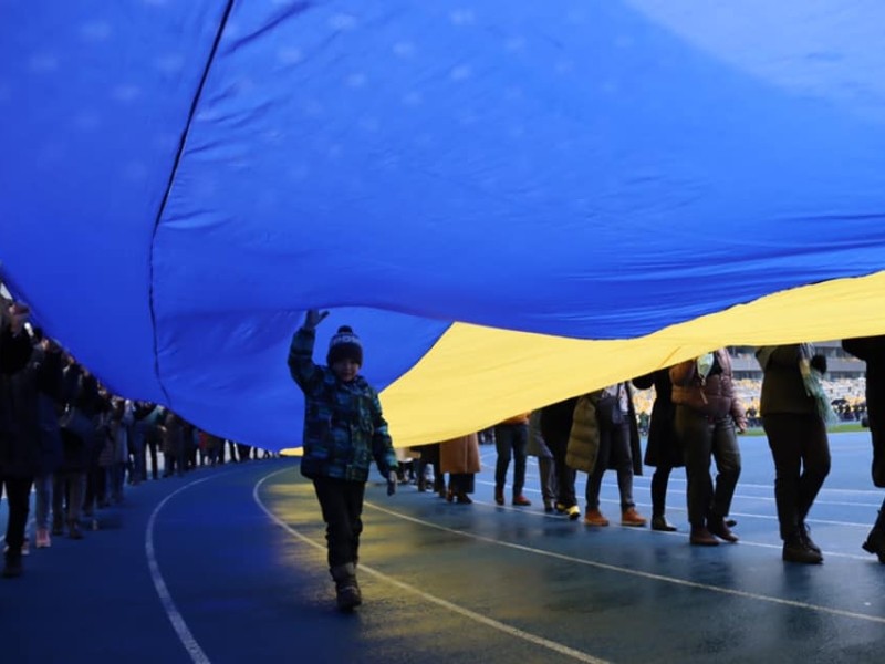 День єднання: центр Києва прикрасили, на “Олімпійському” розгорнули величезний прапор, в Раді співають (ФОТО, ВІДЕО)