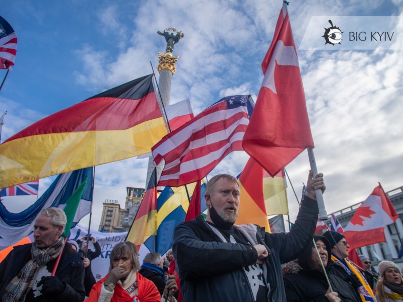 Іноземці пройшли маршем по Києву з прапорами своїх країн і вигуками “Слава Україні”