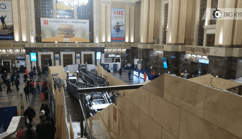 Не до краси і комфорту: як наразі виглядає вестибюль Центрального залізничного вокзалу