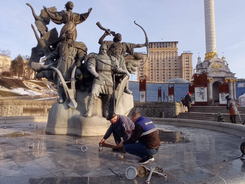 Як готують фонтани Києва до літнього сезону (ФОТО)