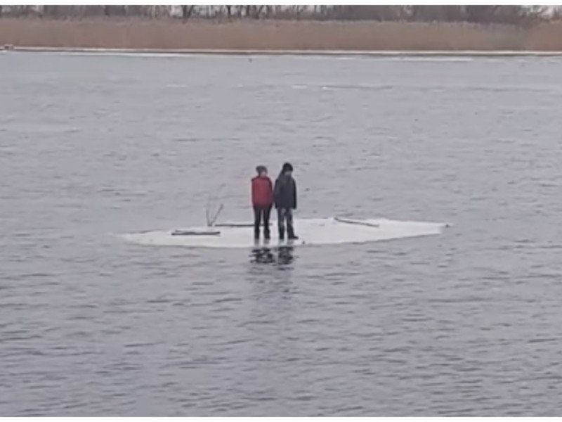 На Київському водосховищі двох підлітків на крижині віднесло далеко від берега