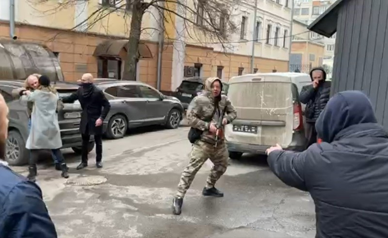 В центрі Києва знову влаштували стрілянину з автомата, є поранений (ВІДЕО)