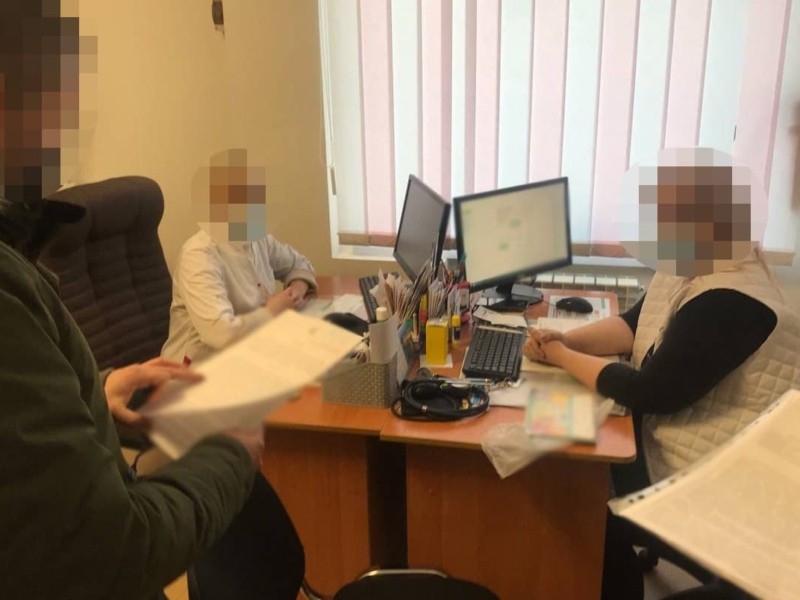 Медик та таксист в Києві організували схему з фейкової вакцинації від COVID-19