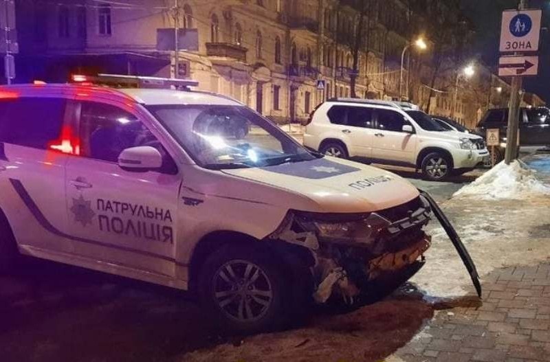 У Києві патрульні ганялися за водієм, а той викидав з вікна автівки гроші (ФОТО)