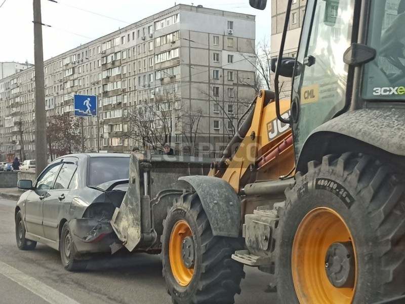 В Києві екскаватор протаранив Mitsubishi на смузі громадського транспорту (ФОТО)