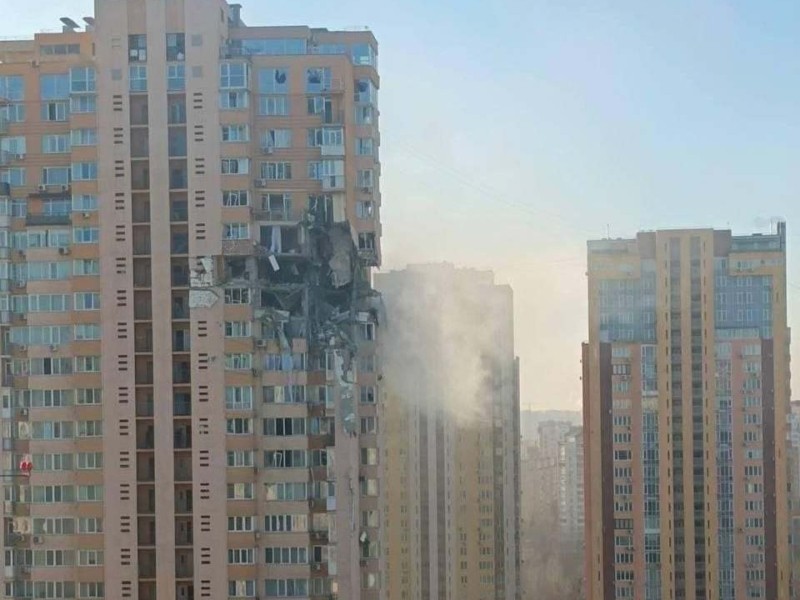 Потужний вибух: ракета влучила в багатоповерхівку на Севастопольській площі
