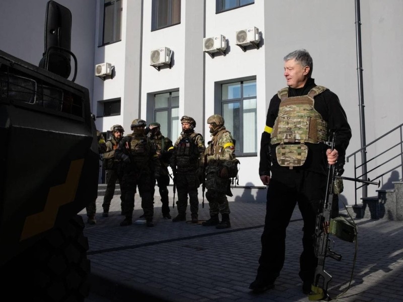 Я б не радив ворогу потикатися до Києва: Порошенко роздав теробороні 30 кулеметів