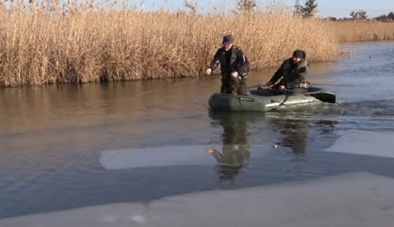 “Знаряддя вилучили”: на Київщині “засікли” чоловіків, які рибалили із порушенням