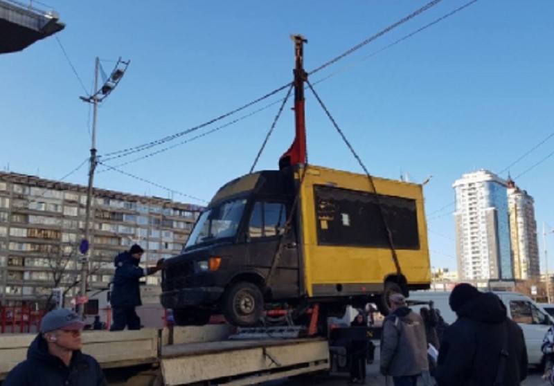 Поблизу метро “Мінська” демонтували кіоск із шаурмою