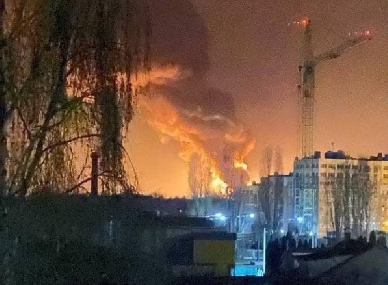 Киян попередили про екологічну небезпеку через вибух та пожежу в Василькові